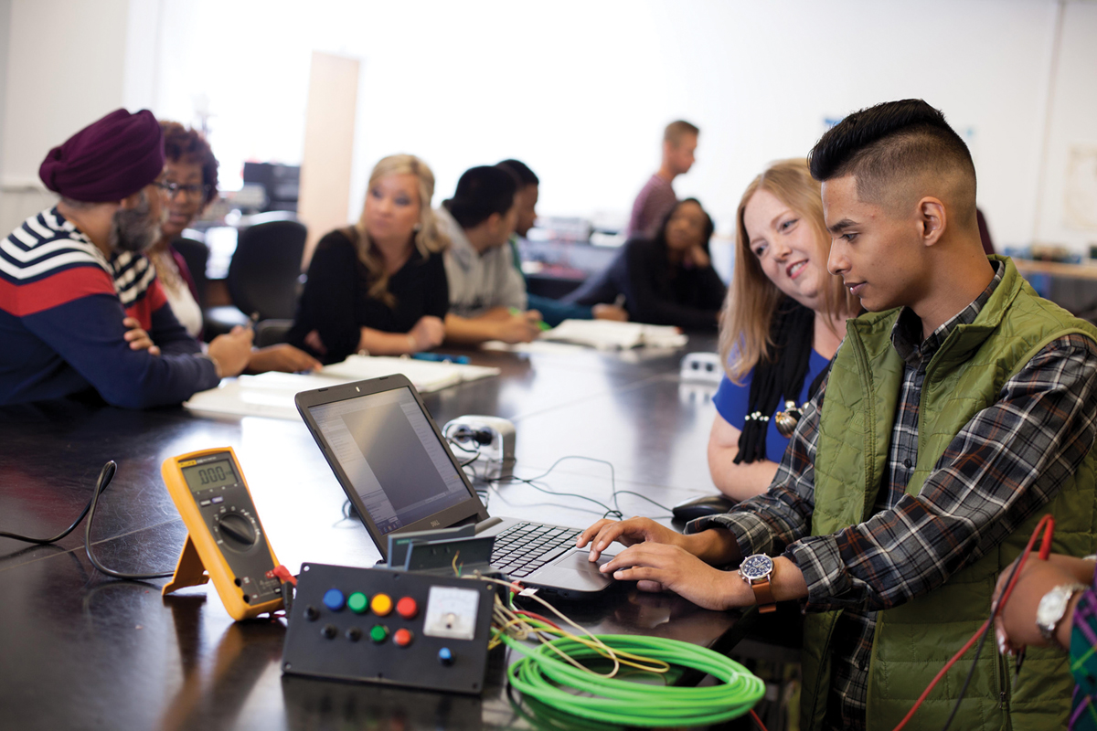 Students in CET lab