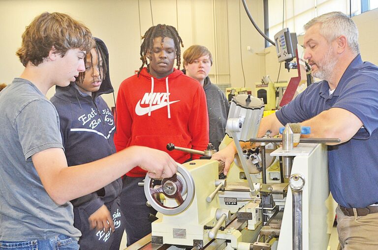 MTT students working in SCC lab